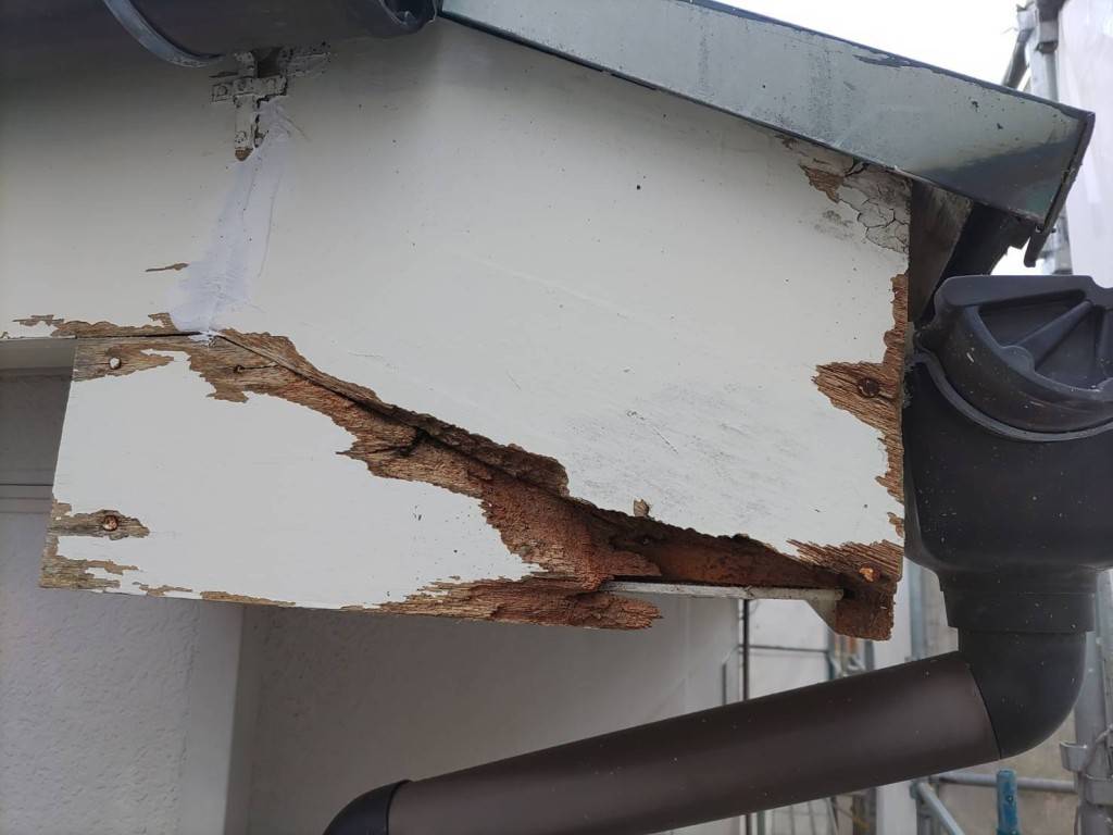 破風の塗装・大工修復