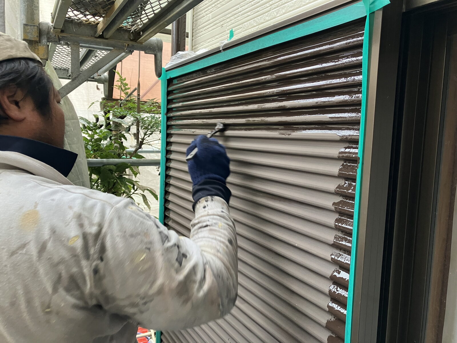 刷毛を使った雨戸塗装の施工写真